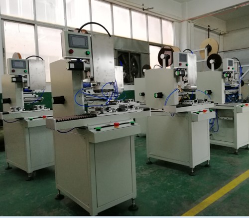 半自動貼標(biāo)機(jī)的工作原理！